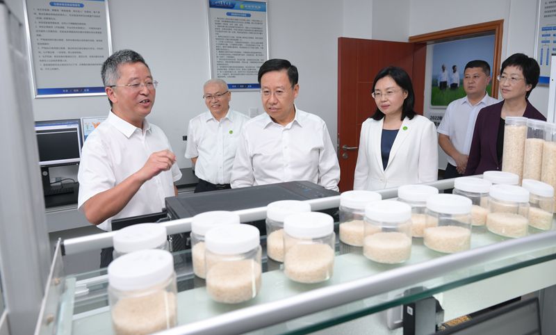 王曉暉黃強看望慰問教師
向全省廣大教師和教育工作者致以節日祝賀和親切問候
施小琳參加有關看望慰問「相關圖片」