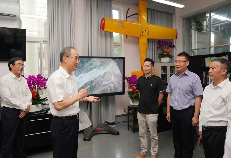 王曉暉黃強看望慰問教師
向全省廣大教師和教育工作者致以節日祝賀和親切問候
施小琳參加有關看望慰問「相關圖片」